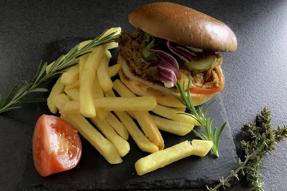 FoodClub Pulled Pork Burger mit Pommes Frites